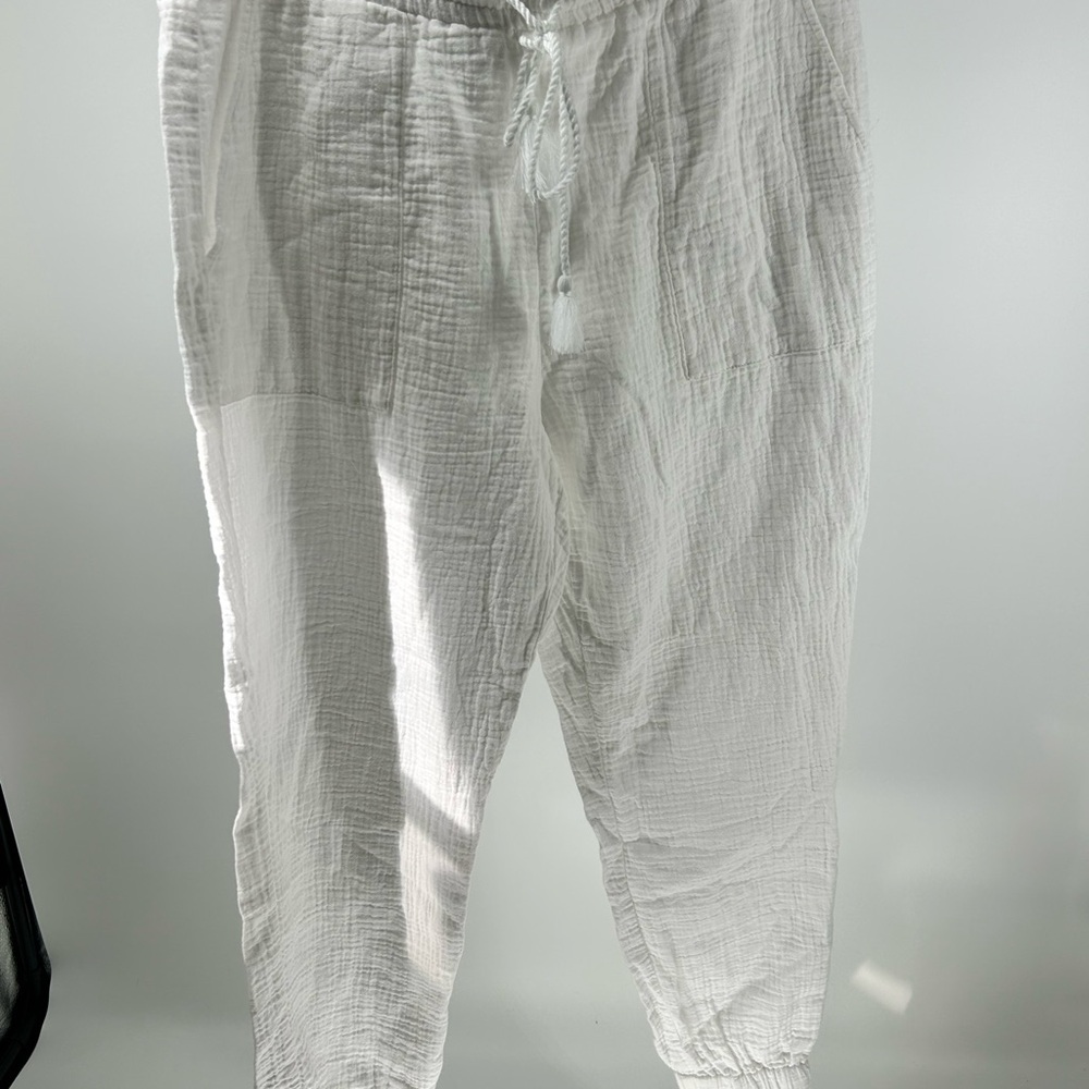 Woman’s Cabi gateway jogger white  gauze pants size small